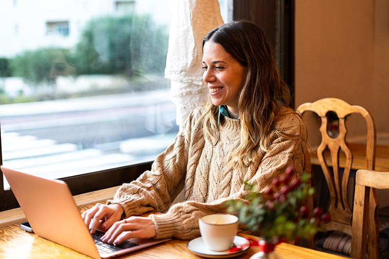 Women sitting in front of her laptop working from home